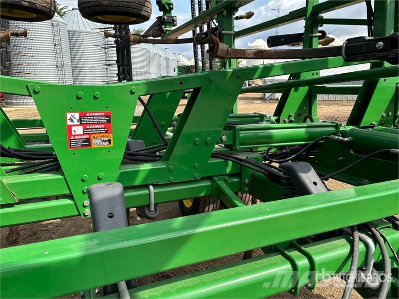 John Deere 2410 54 ft Chisel Plow Плуги