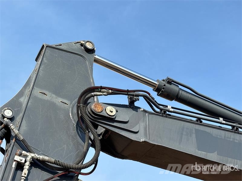 John Deere 245G LC Tracked Excavator Beltegraver