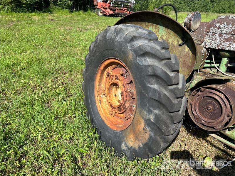 John Deere 2WD Wide Front Antique Tractor (Inoperable) Traktori