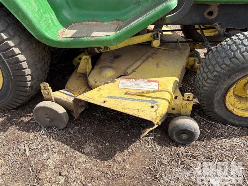 John Deere 318 4x2 Ride-On Lawn Mower 탑승형 잔디깎기