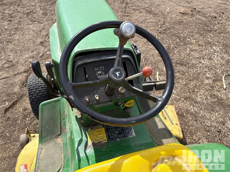 John Deere 318 4x2 Ride-On Lawn Mower 탑승형 잔디깎기