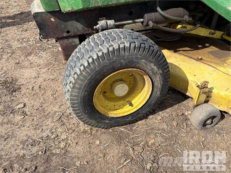 John Deere 318 4x2 Ride-On Lawn Mower 탑승형 잔디깎기