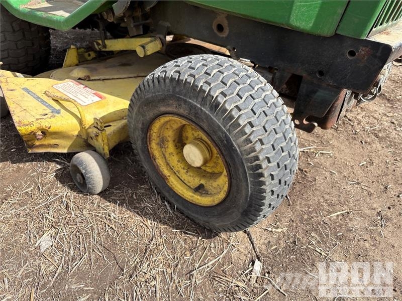 John Deere 318 4x2 Ride-On Lawn Mower 탑승형 잔디깎기