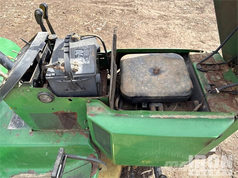 John Deere 318 4x2 Ride-On Lawn Mower 탑승형 잔디깎기