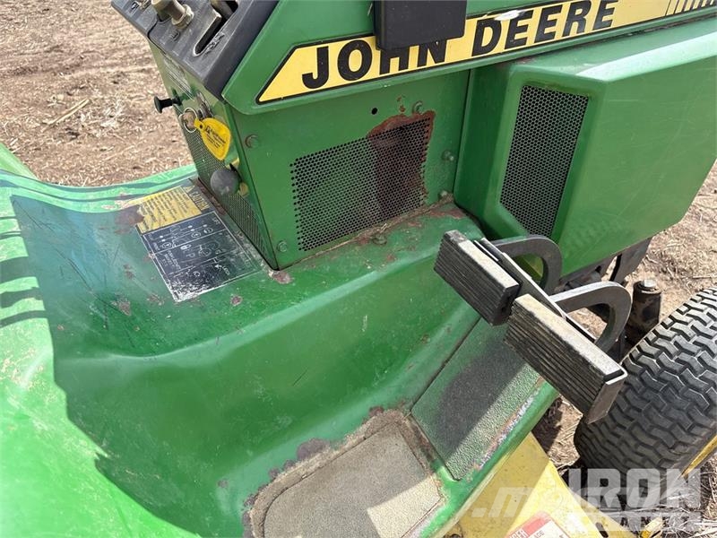 John Deere 318 4x2 Ride-On Lawn Mower 탑승형 잔디깎기