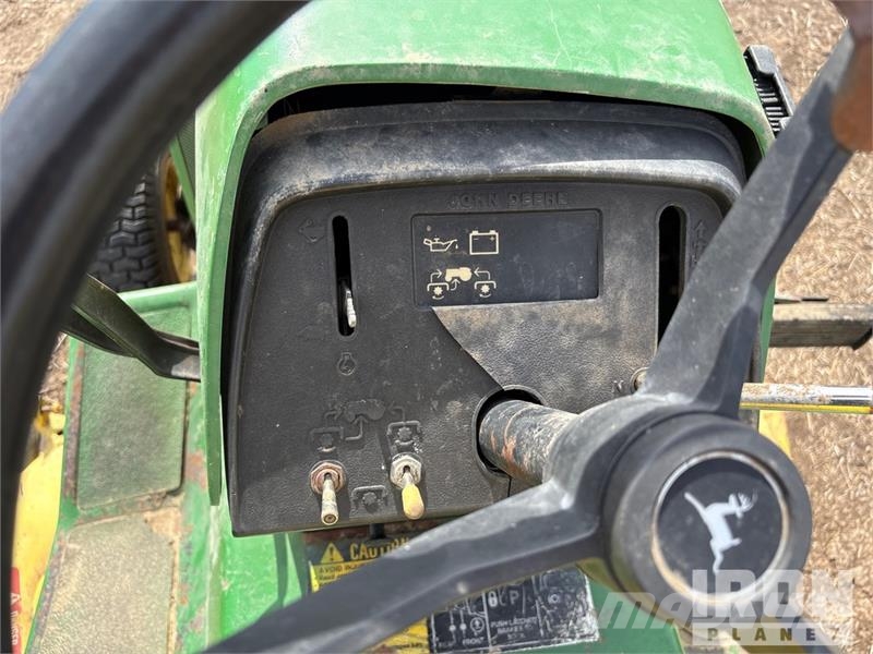 John Deere 318 4x2 Ride-On Lawn Mower 탑승형 잔디깎기