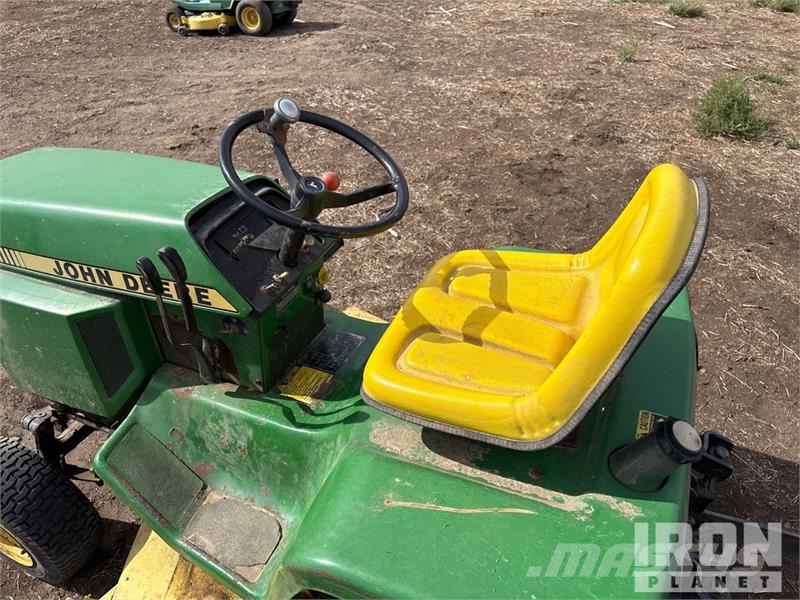 John Deere 318 4x2 Ride-On Lawn Mower 탑승형 잔디깎기
