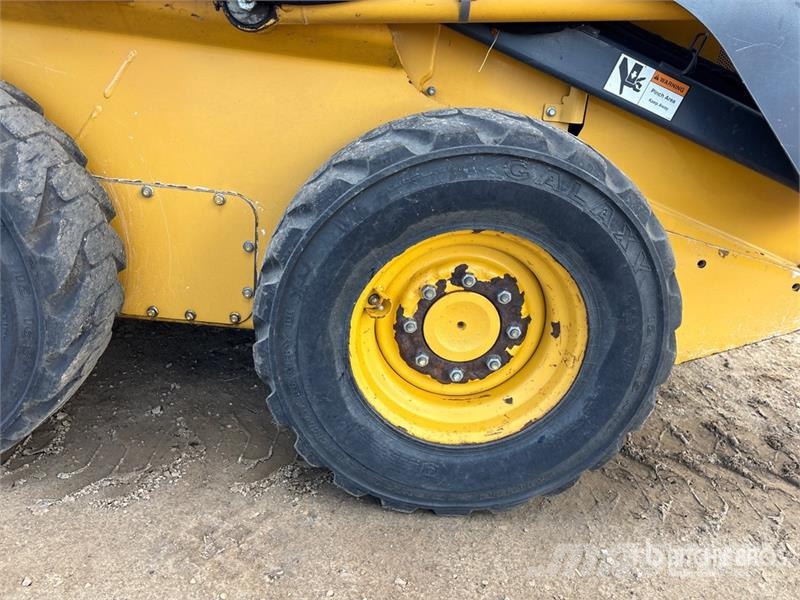 John Deere 318D Skid steer loaders