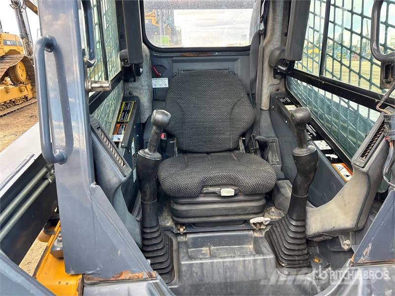 John Deere 318D Skid steer loaders