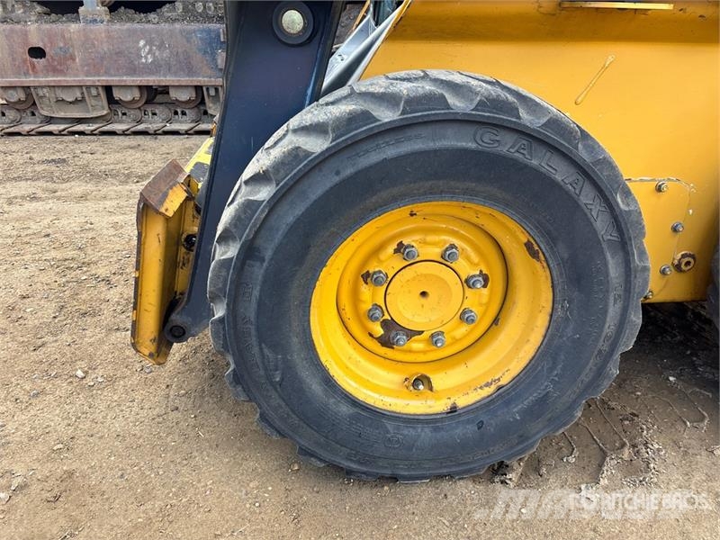 John Deere 318D Skid steer loaders