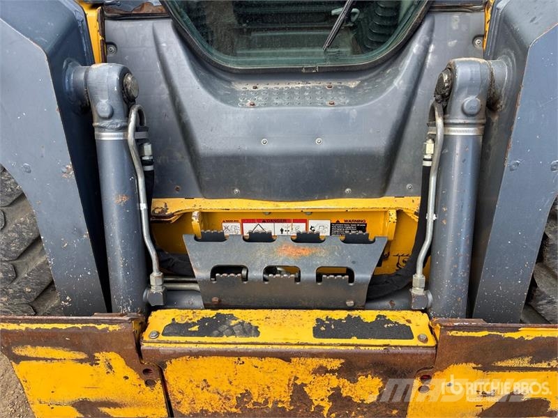 John Deere 318D Skid steer loaders