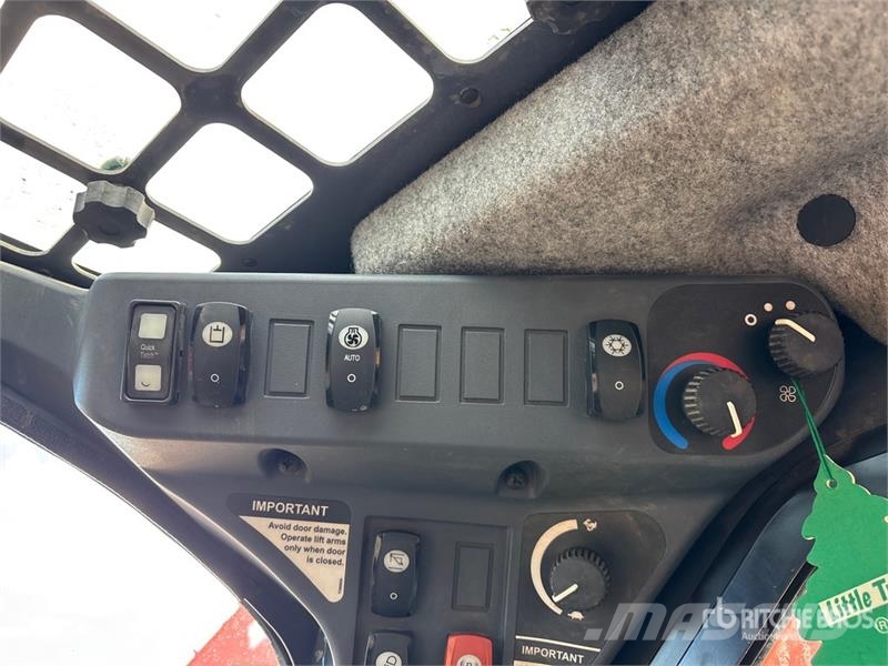 John Deere 318D Skid steer loaders