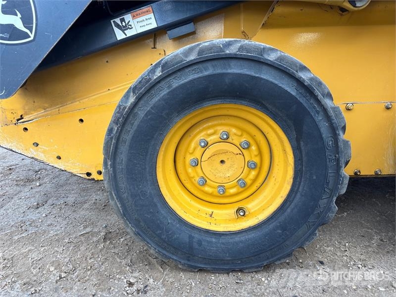 John Deere 318D Skid steer loaders