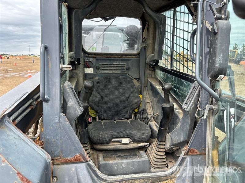 John Deere 323D Skid steer loaders