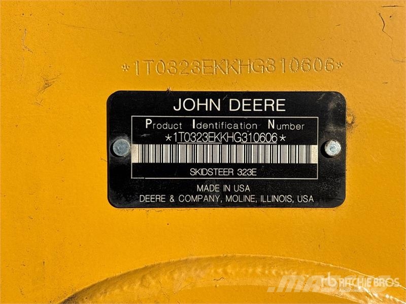 John Deere 323E Smykem řízené nakladače