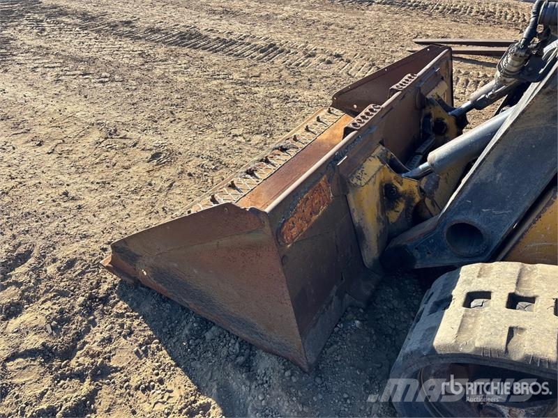 John Deere 323E Мини-погрузчики