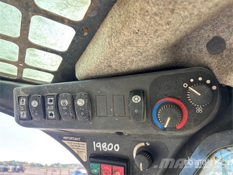 John Deere 323E Мини-погрузчики