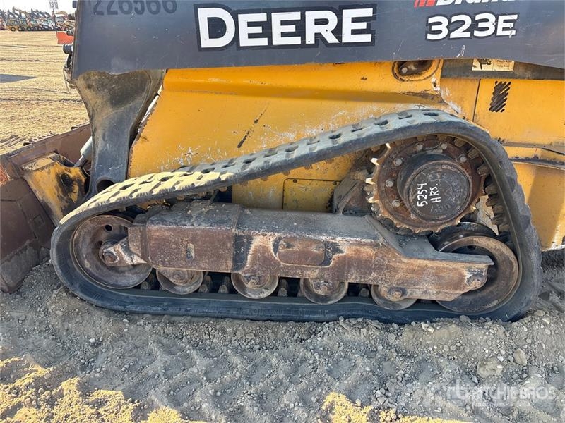 John Deere 323E Мини-погрузчики