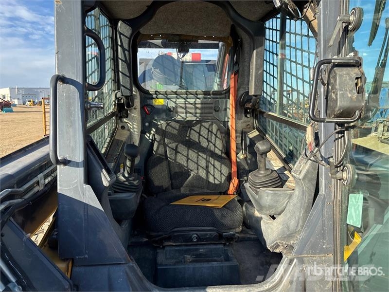 John Deere 323E Smykem řízené nakladače