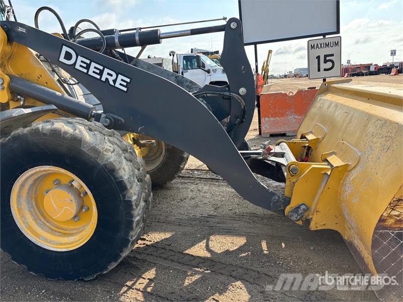 John Deere 324L لوادر بعجل