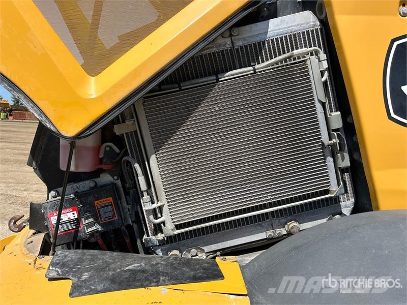 John Deere 324L لوادر بعجل