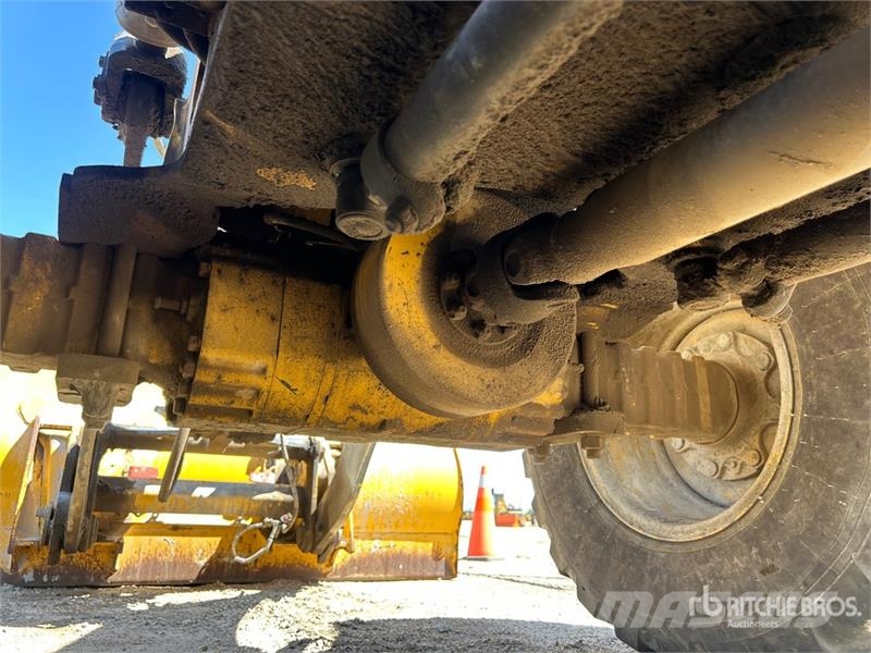 John Deere 324L لوادر بعجل