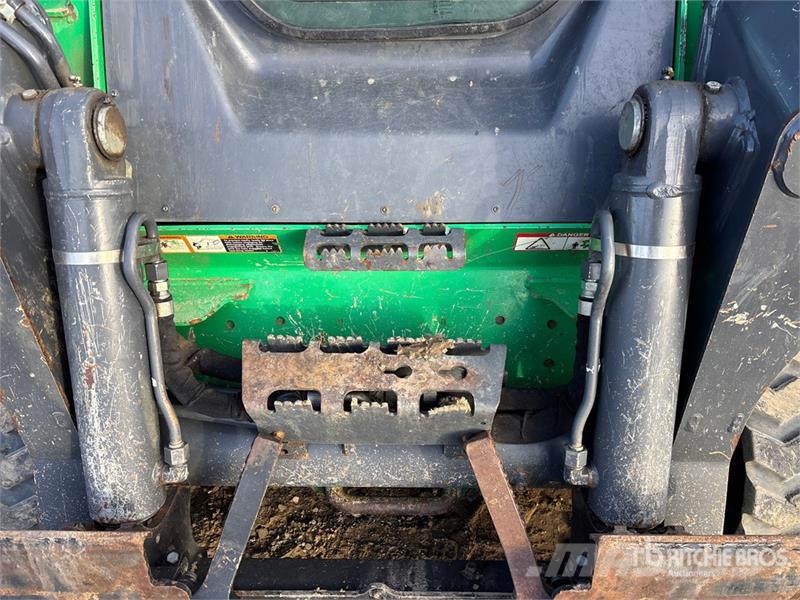 John Deere 331G Lietoti riteņu kompaktiekrāvēji