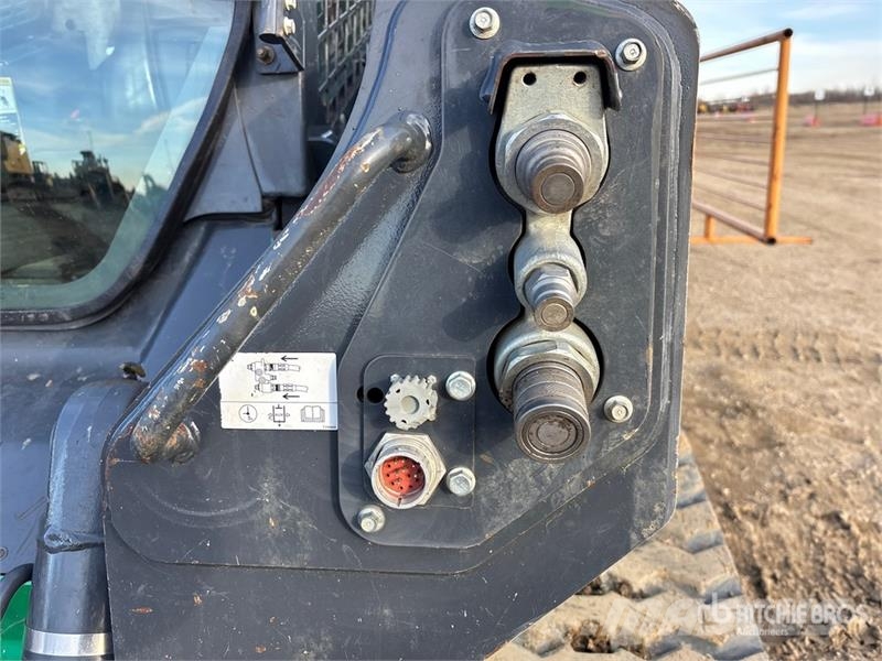 John Deere 331G Lietoti riteņu kompaktiekrāvēji