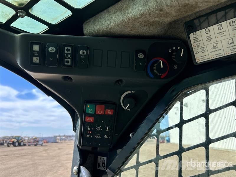 John Deere 333G Smykem řízené nakladače