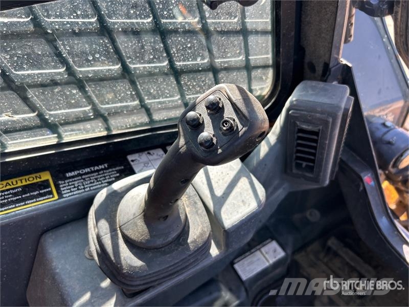 John Deere 333G Smykem řízené nakladače