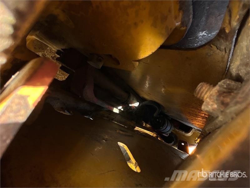 John Deere 333G Smykem řízené nakladače