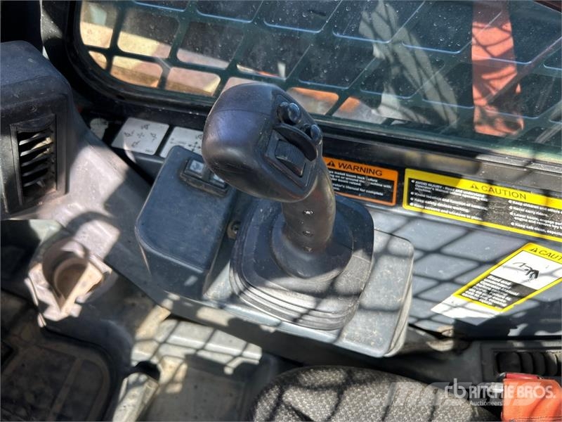 John Deere 333G Smykem řízené nakladače