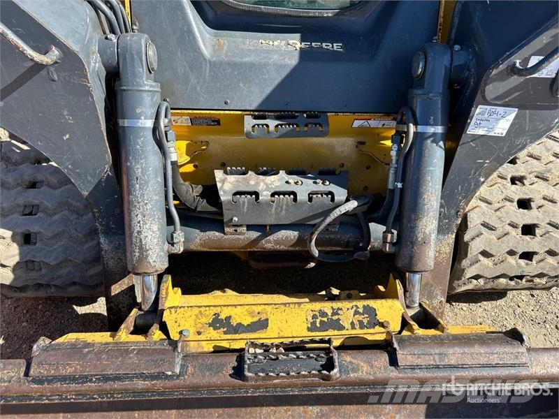 John Deere 333G Smykem řízené nakladače