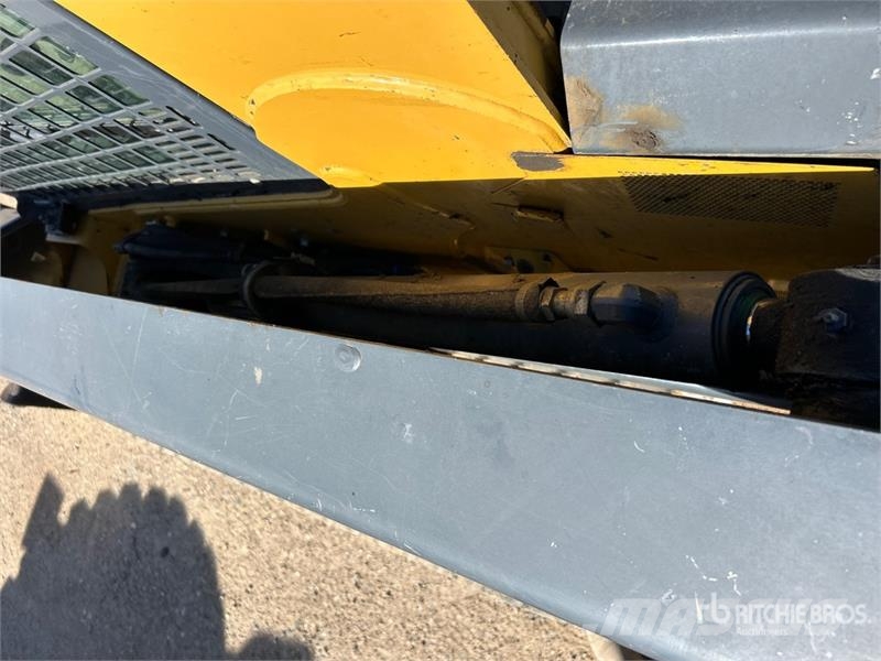 John Deere 333G Smykem řízené nakladače