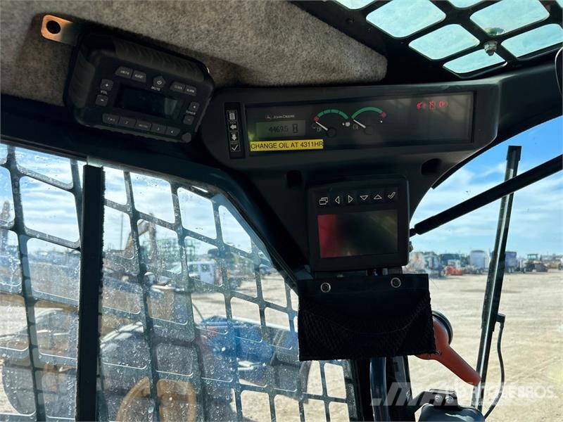 John Deere 333G Smykem řízené nakladače