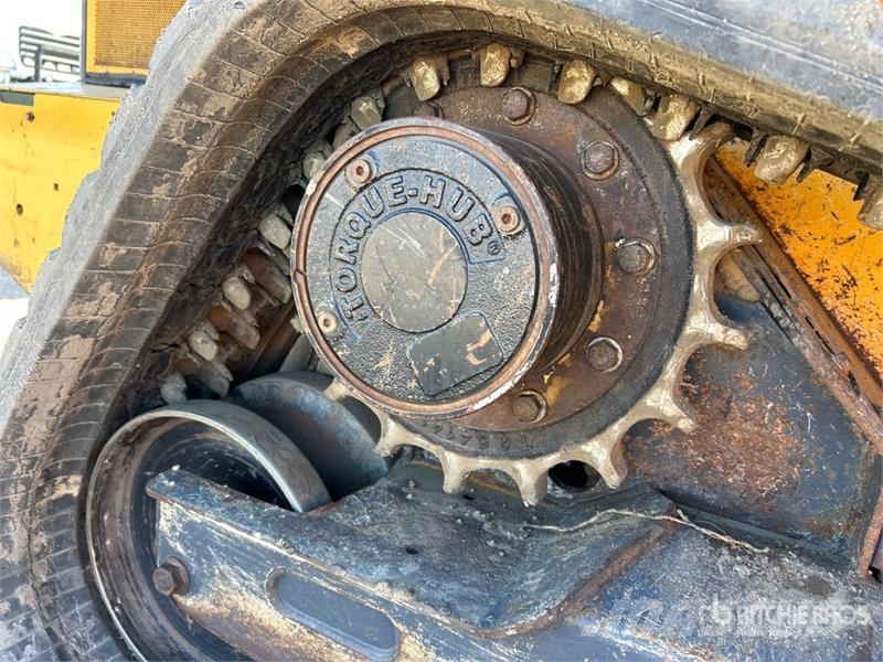 John Deere 333G Smykem řízené nakladače