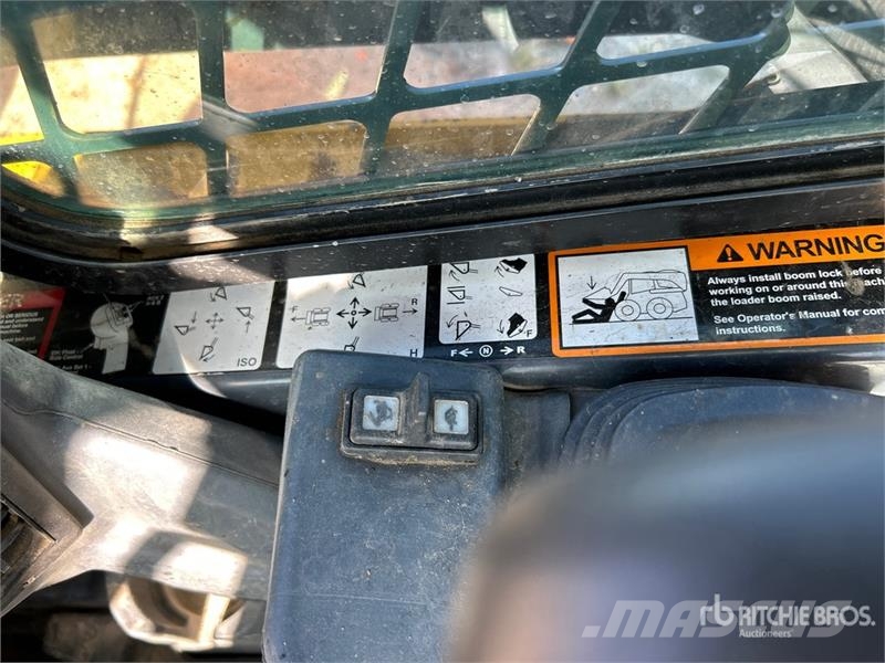 John Deere 333G Smykem řízené nakladače