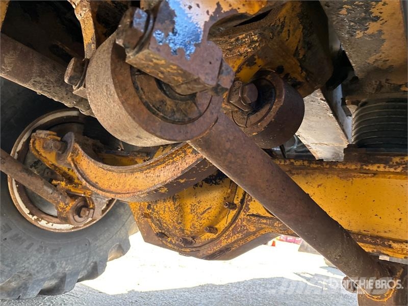 John Deere 350D 6x6 438 in WB Bed Truck Lava-kuorma-autot