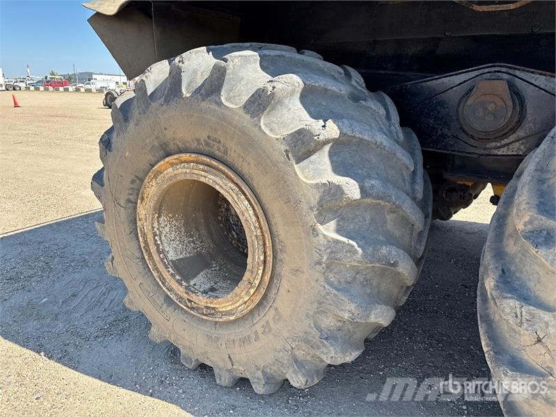 John Deere 350D 6x6 438 in WB Bed Truck Lava-kuorma-autot
