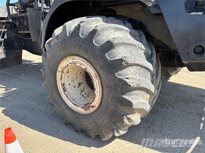 John Deere 350D 6x6 438 in WB Bed Truck Lava-kuorma-autot