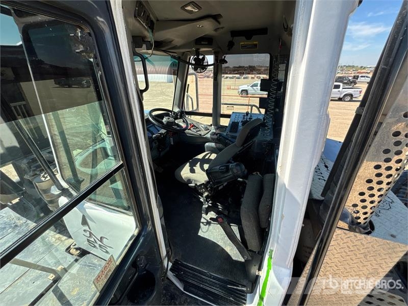 John Deere 350D 6x6 Bed Truck Camiones de cama baja