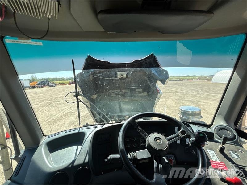 John Deere 350D 6x6 Bed Truck Camiones de cama baja