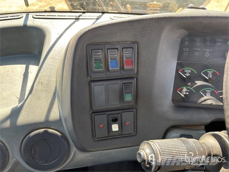 John Deere 350D 6x6 Bed Truck Camiones de cama baja