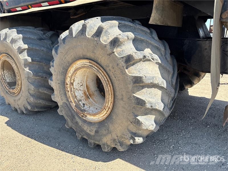 John Deere 350D 6x6 Bed Truck Camiones de cama baja