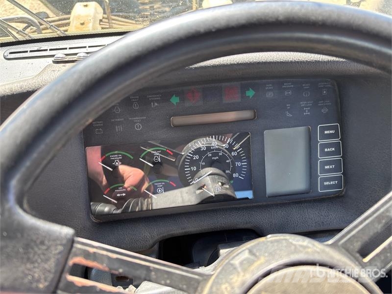 John Deere 350D 6x6 Bed Truck Camiones de cama baja