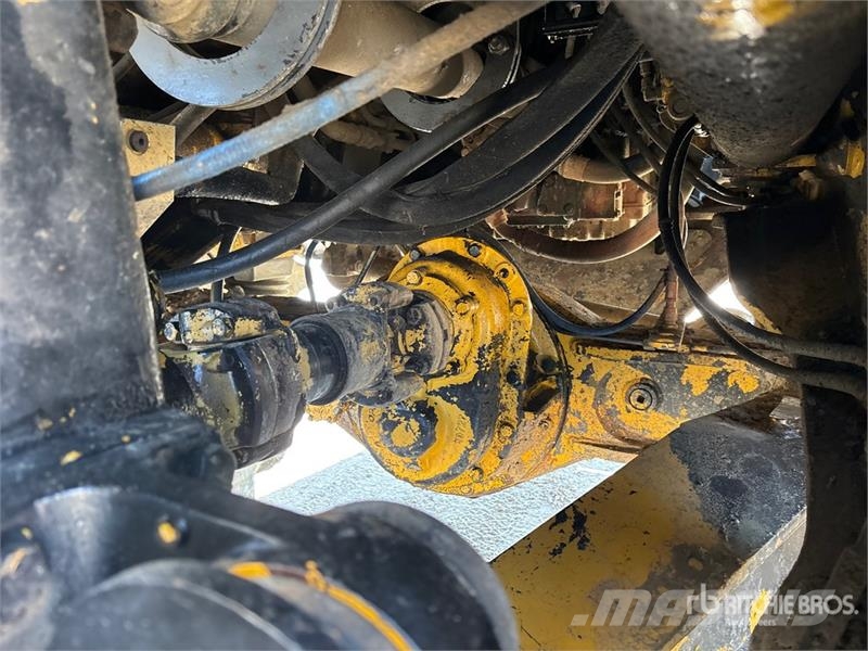 John Deere 350D 6x6 Bed Truck Camiones de cama baja