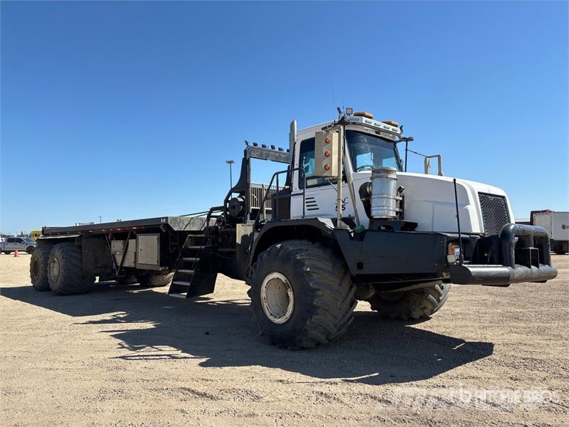 John Deere 350D 6x6 Bed Truck Camiones de cama baja