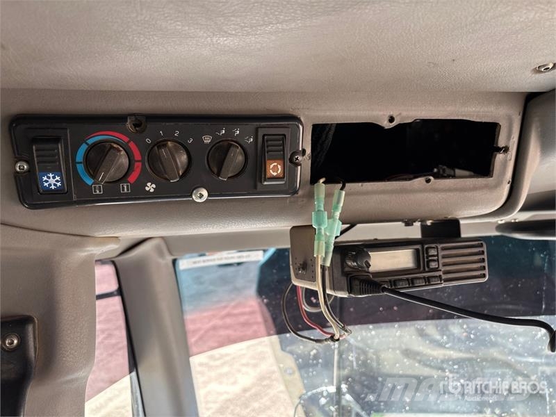 John Deere 350D 6x6 Bed Truck Camiones de cama baja