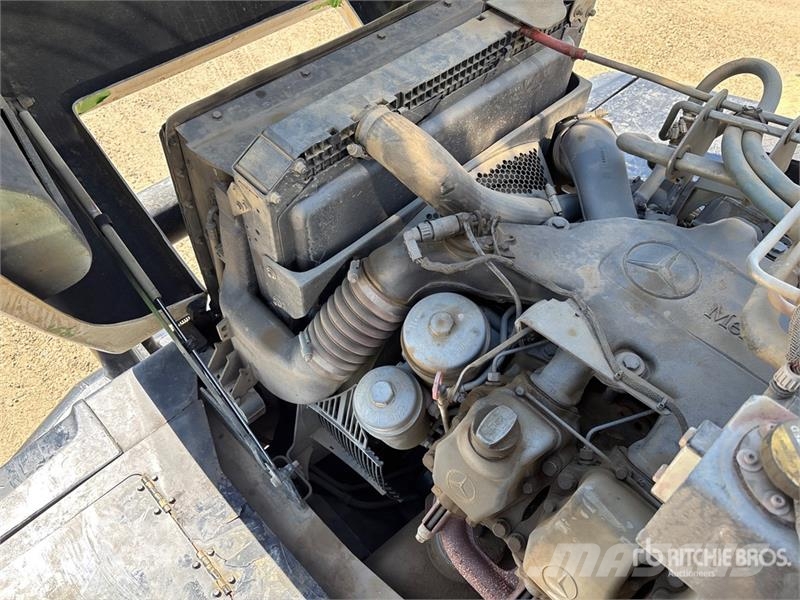 John Deere 350D 6x6 Bed Truck Camiones de cama baja
