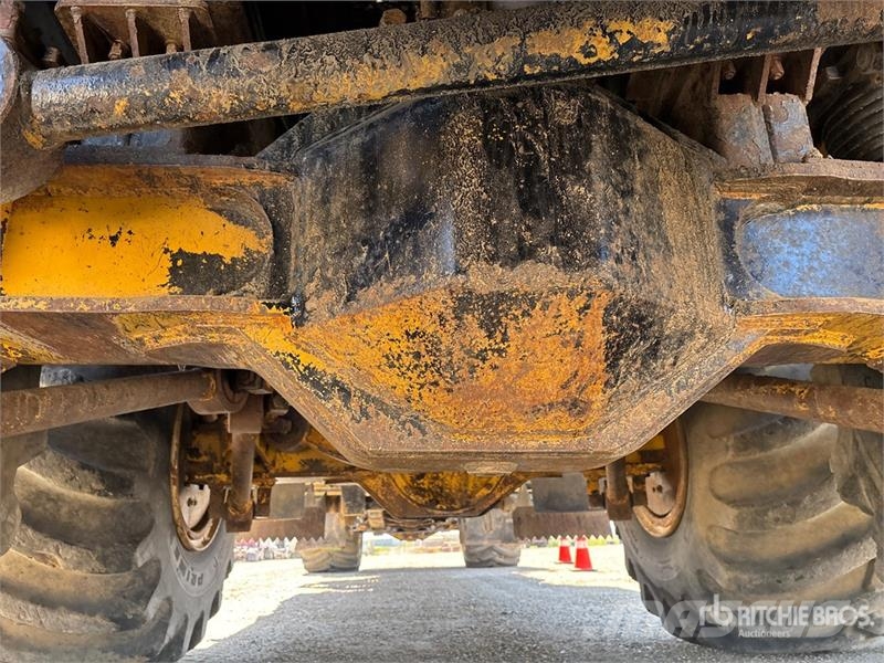 John Deere 350D 6x6 Bed Truck Camiones de cama baja